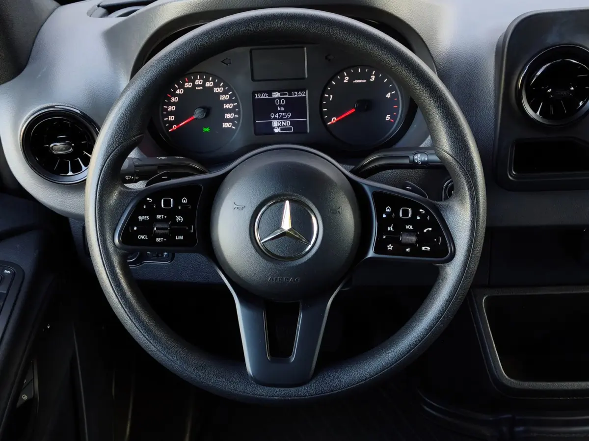 316 RWD AUTOMAAT CRUISE CLIMA 2800KG TREKHAAK CAMERA STOELVERWARMING L2H2 BLACK EDITION
