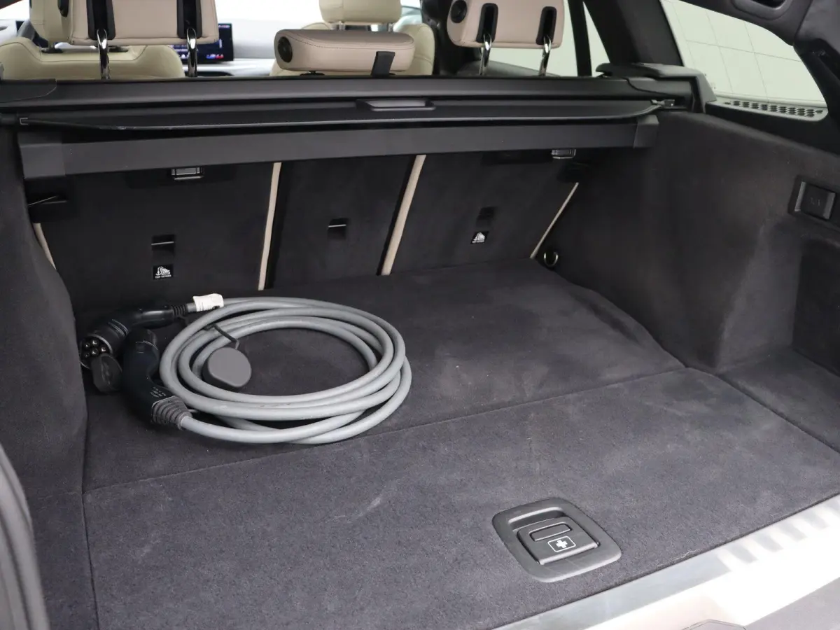330e M Sportpakket Pro | Comfort Pack | Panoramadak | DAB | HiFi | 19''
