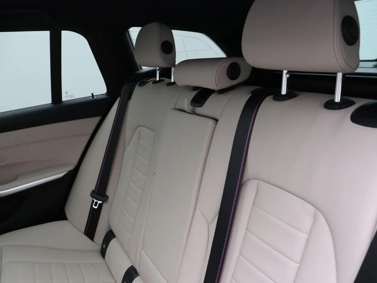 330e M Sportpakket Pro | Comfort Pack | Panoramadak | DAB | HiFi | 19''