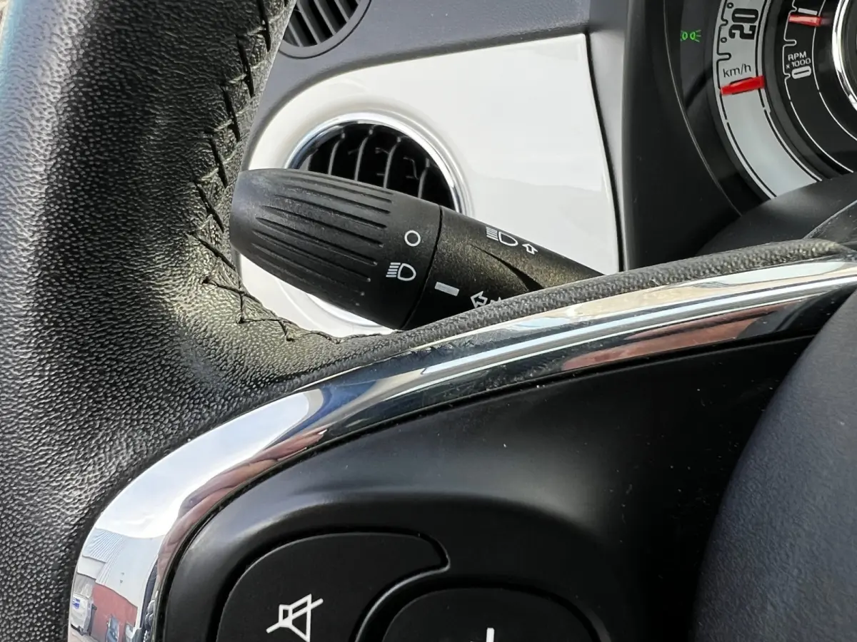 1.0 Hybrid Lounge / Airco / Panoramadak / Park Sensors / 58000 KM / 15" LM Velgen / WW Glas / Nieuwstaat!