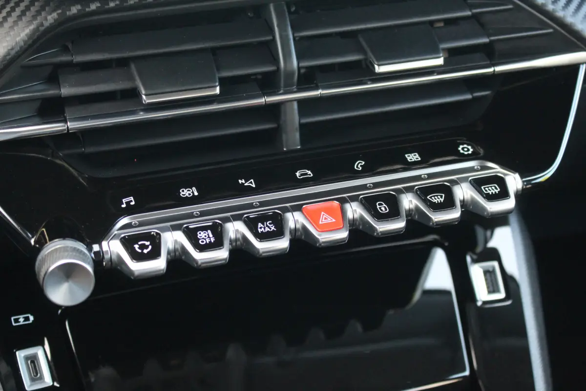 1.2 Allure Pack | Afn. Trekh. | Camera | Keyless | Climate | LED | Carplay | DAB | Afn. Trekh. | Camera | Keyless | Climate | LED | Carplay | DAB |