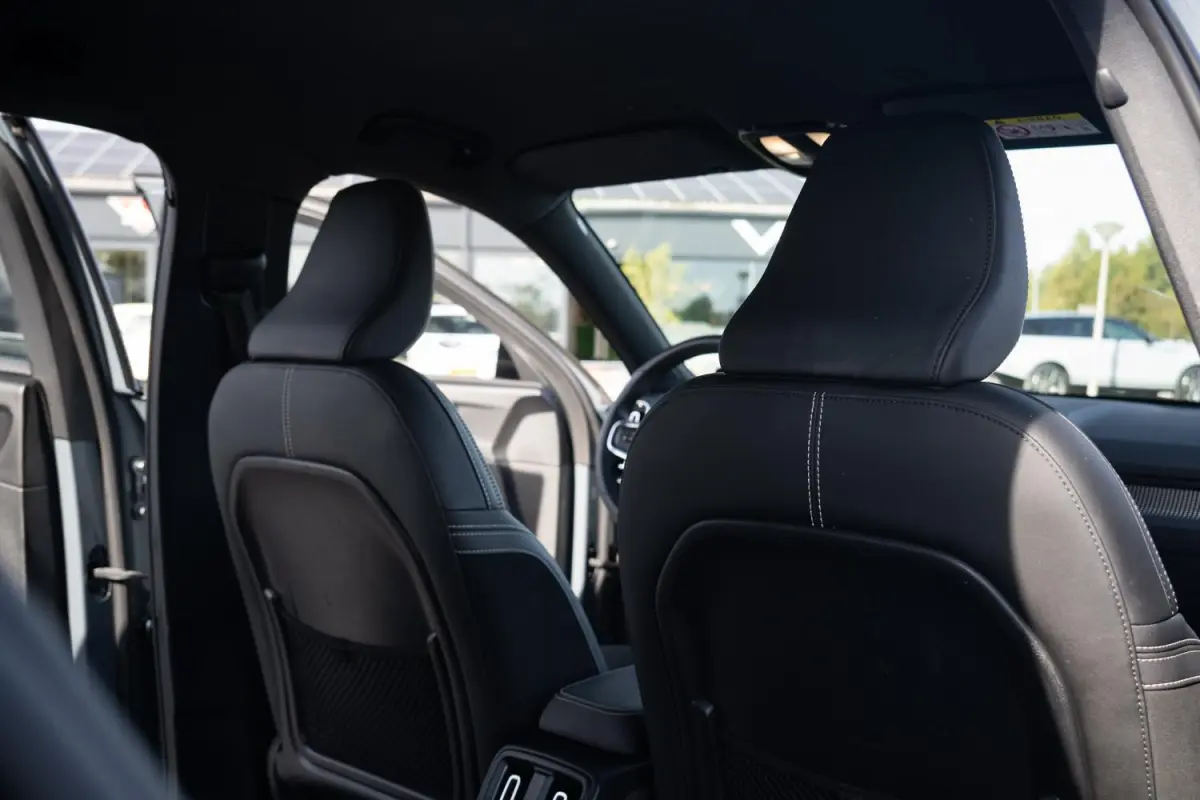R-Design 70kWh|Org NL NAP|1 Eig|LED|CarPlay|DAB|Leder/Alcantara|Camera|All-Season|Thunder Grey|Isofix|Dealer Onderhouden