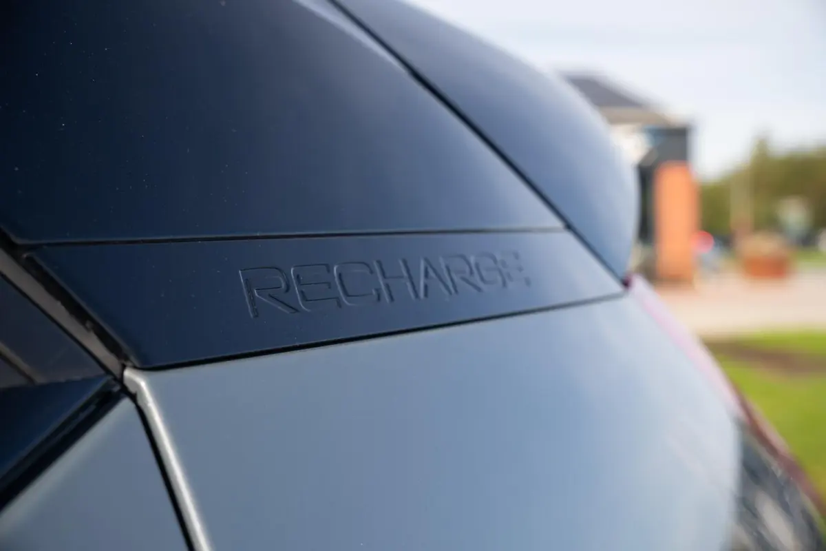 R-Design 70kWh|Org NL NAP|1 Eig|LED|CarPlay|DAB|Leder/Alcantara|Camera|All-Season|Thunder Grey|Isofix|Dealer Onderhouden