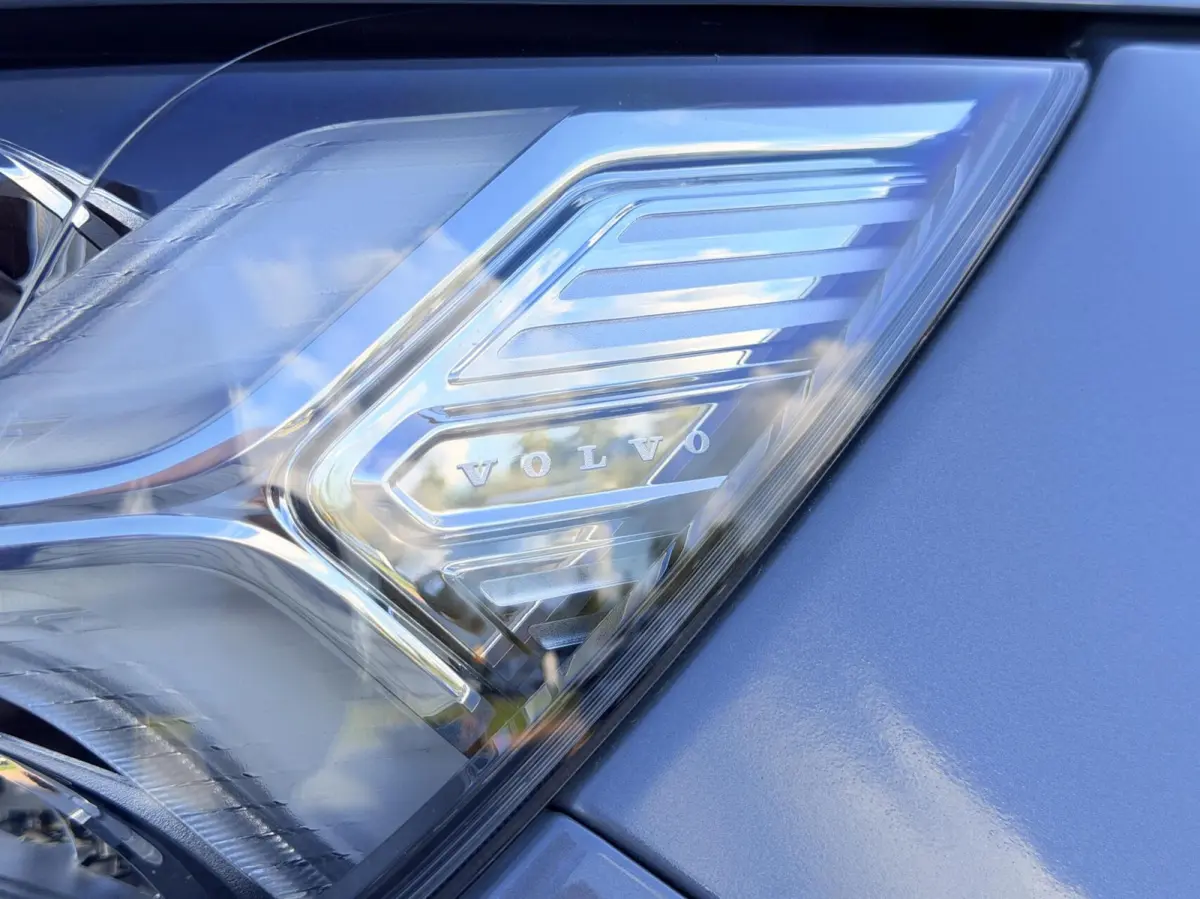 R-Design 70kWh|Org NL NAP|1 Eig|LED|CarPlay|DAB|Leder/Alcantara|Camera|All-Season|Thunder Grey|Isofix|Dealer Onderhouden
