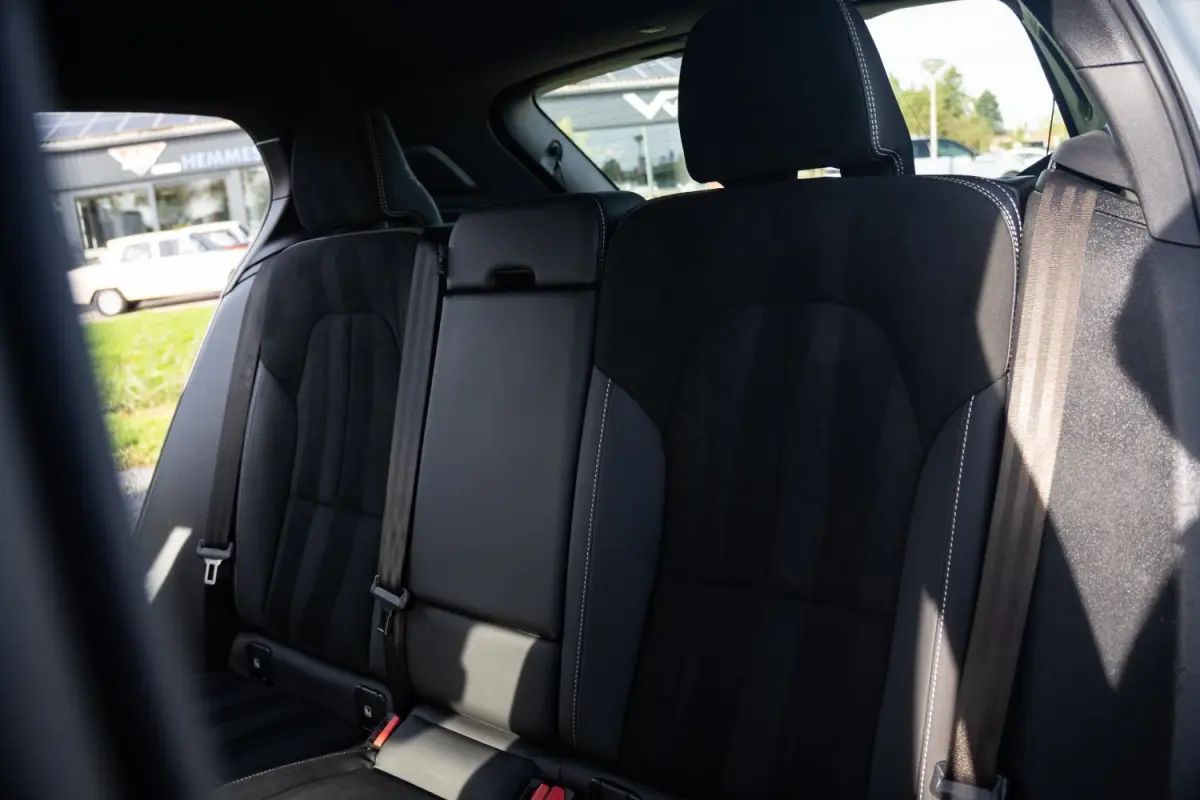 R-Design 70kWh|Org NL NAP|1 Eig|LED|CarPlay|DAB|Leder/Alcantara|Camera|All-Season|Thunder Grey|Isofix|Dealer Onderhouden