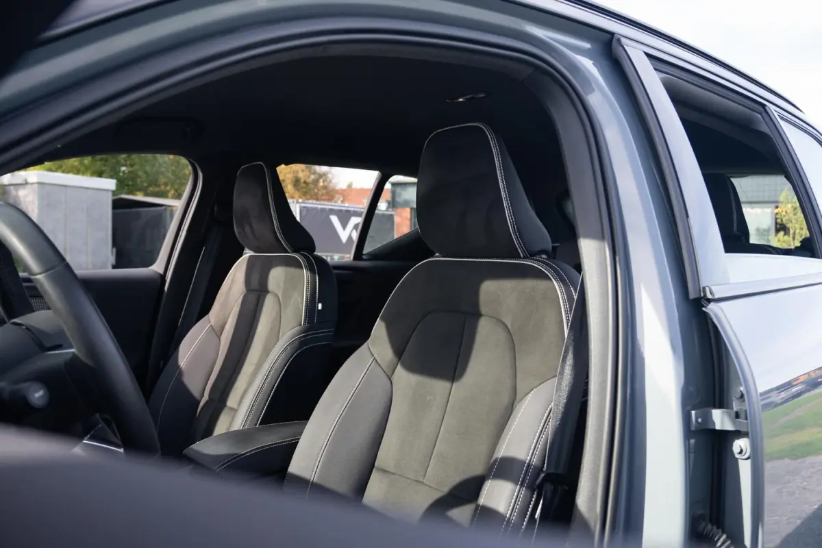 R-Design 70kWh|Org NL NAP|1 Eig|LED|CarPlay|DAB|Leder/Alcantara|Camera|All-Season|Thunder Grey|Isofix|Dealer Onderhouden