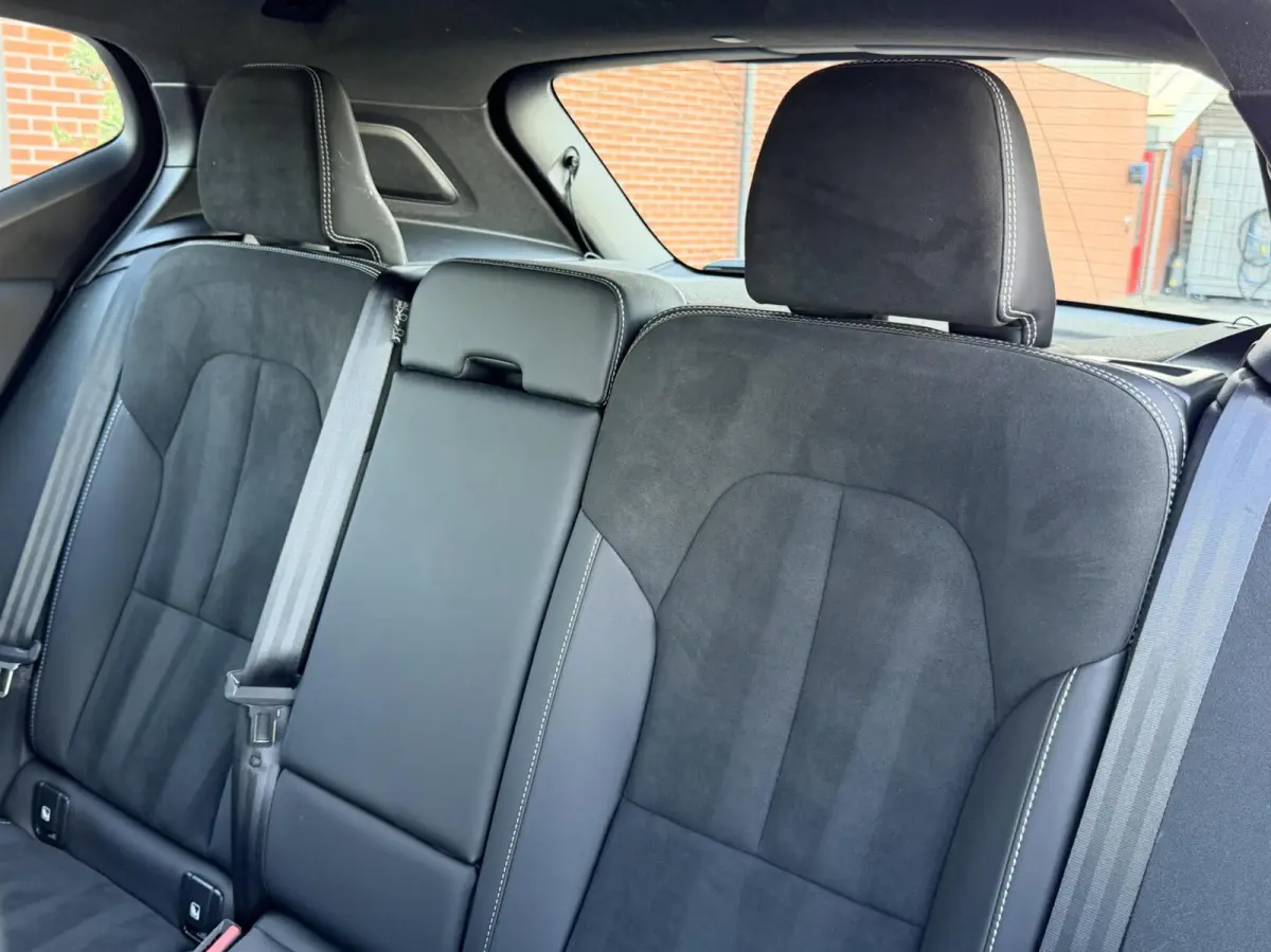 R-Design 70kWh|Org NL NAP|1 Eig|LED|CarPlay|DAB|Leder/Alcantara|Camera|All-Season|Thunder Grey|Isofix|Dealer Onderhouden