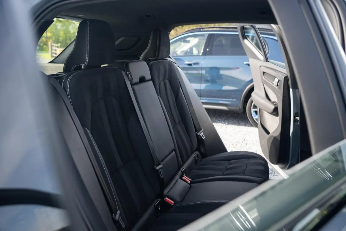 R-Design 70kWh|Org NL NAP|1 Eig|LED|CarPlay|DAB|Leder/Alcantara|Camera|All-Season|Thunder Grey|Isofix|Dealer Onderhouden