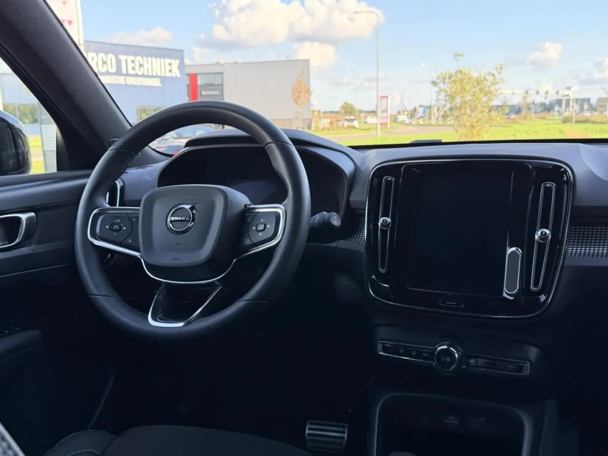 R-Design 70kWh|Org NL NAP|1 Eig|LED|CarPlay|DAB|Leder/Alcantara|Camera|All-Season|Thunder Grey|Isofix|Dealer Onderhouden