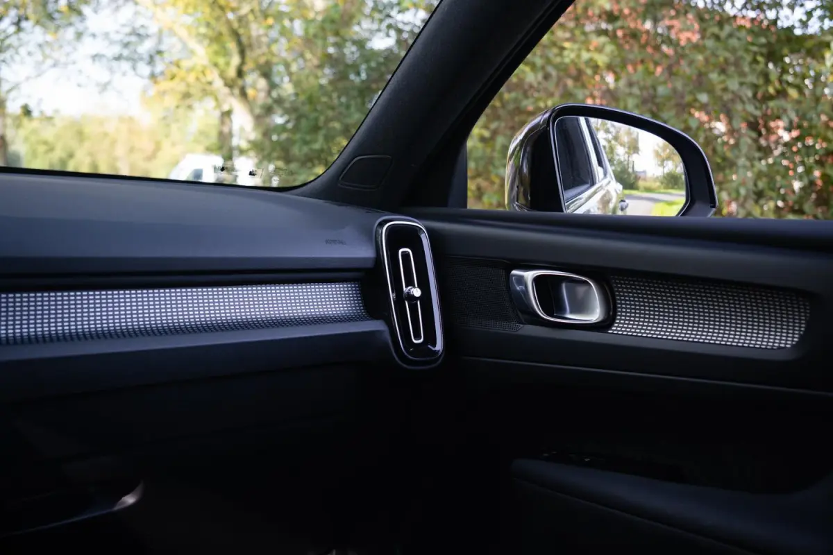 R-Design 70kWh|Org NL NAP|1 Eig|LED|CarPlay|DAB|Leder/Alcantara|Camera|All-Season|Thunder Grey|Isofix|Dealer Onderhouden