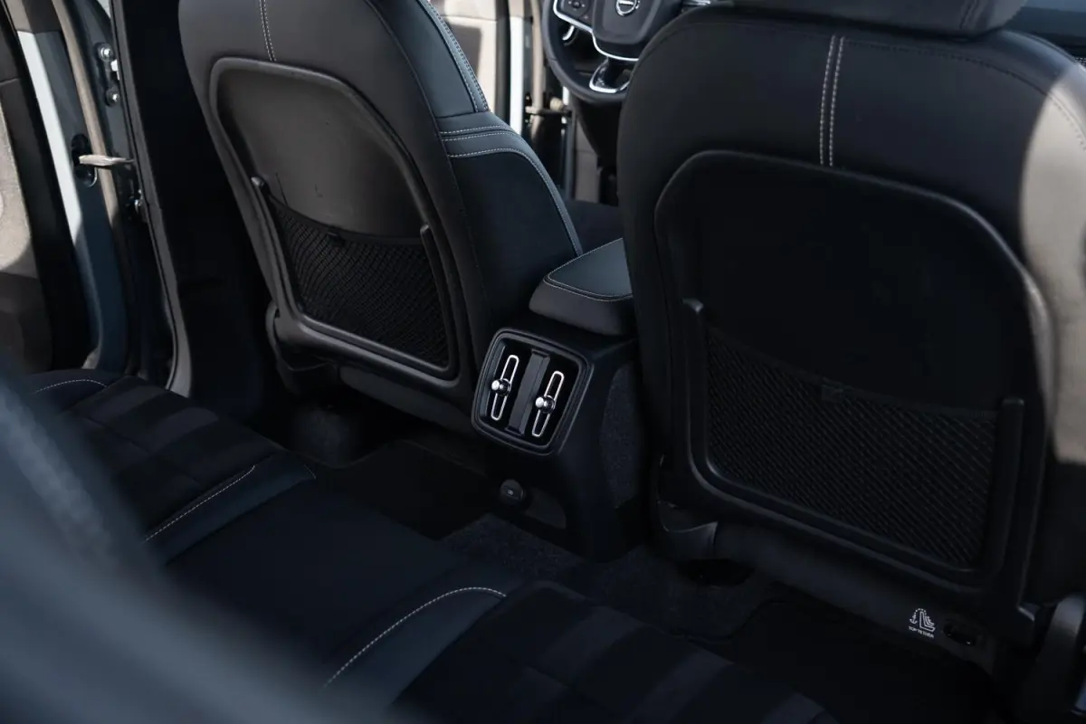 R-Design 70kWh|Org NL NAP|1 Eig|LED|CarPlay|DAB|Leder/Alcantara|Camera|All-Season|Thunder Grey|Isofix|Dealer Onderhouden