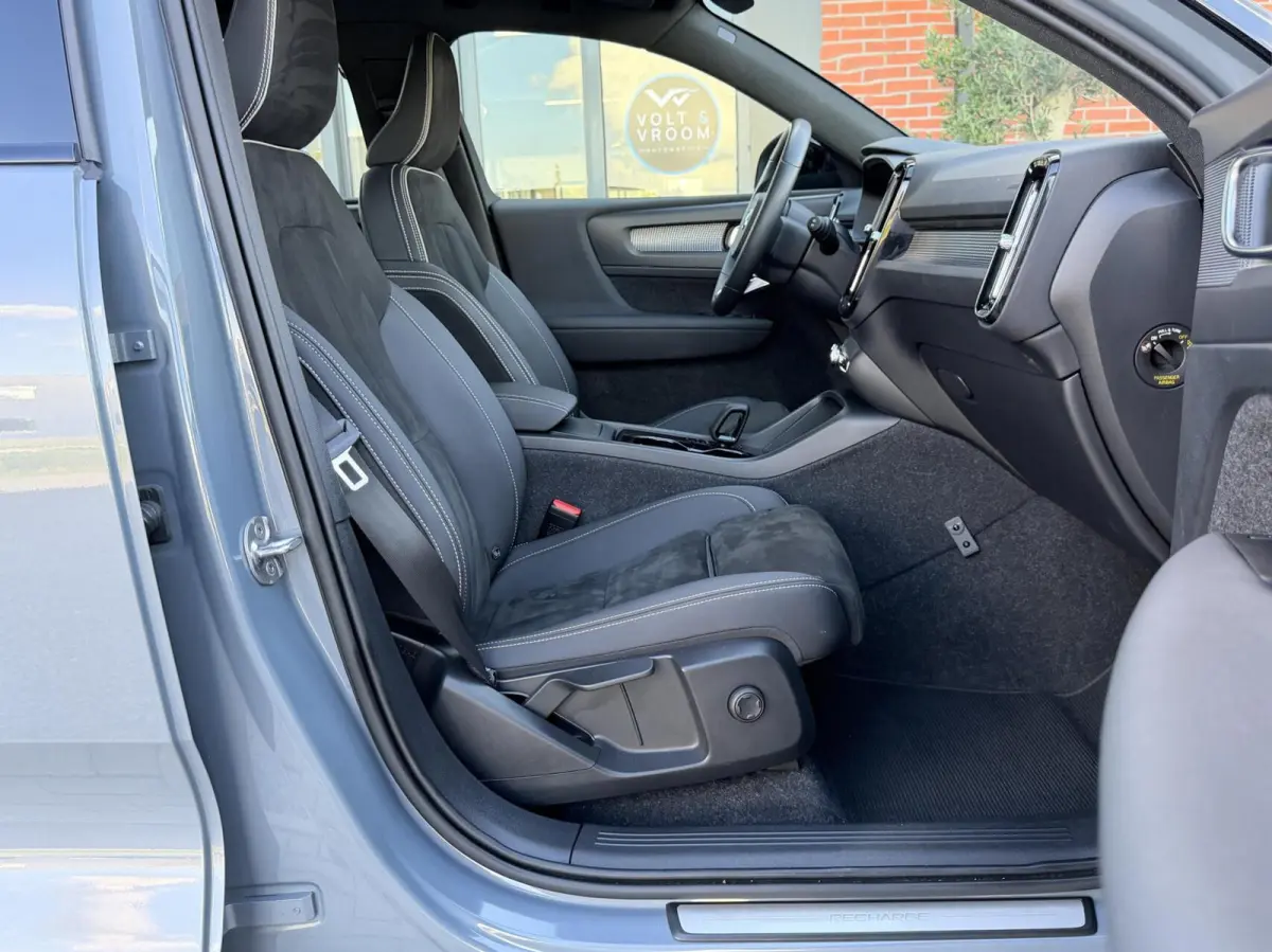 R-Design 70kWh|Org NL NAP|1 Eig|LED|CarPlay|DAB|Leder/Alcantara|Camera|All-Season|Thunder Grey|Isofix|Dealer Onderhouden