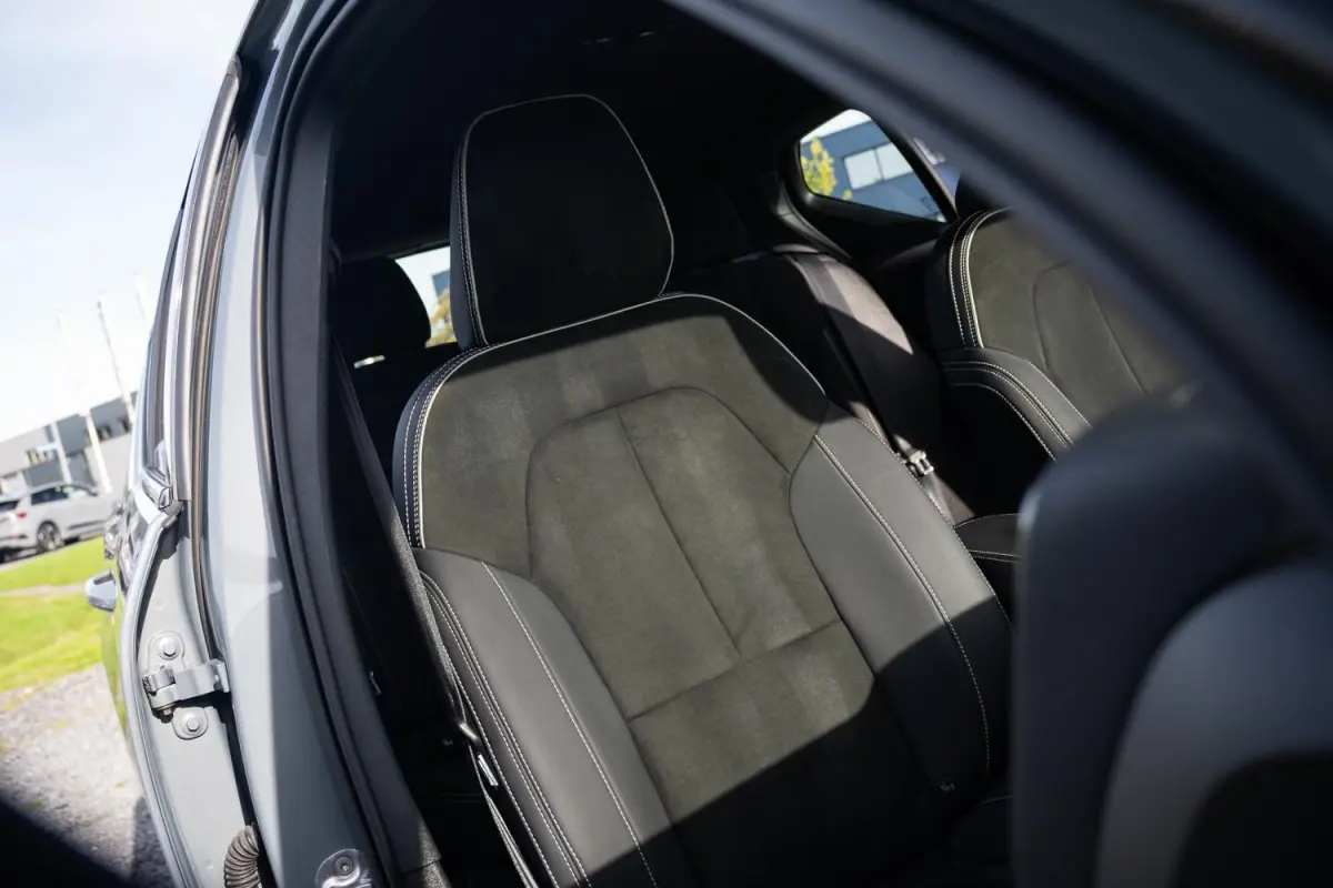 R-Design 70kWh|Org NL NAP|1 Eig|LED|CarPlay|DAB|Leder/Alcantara|Camera|All-Season|Thunder Grey|Isofix|Dealer Onderhouden