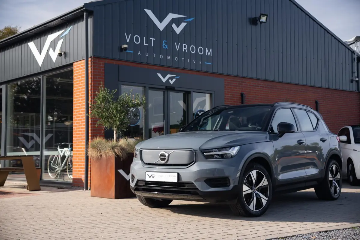 R-Design 70kWh|Org NL NAP|1 Eig|LED|CarPlay|DAB|Leder/Alcantara|Camera|All-Season|Thunder Grey|Isofix|Dealer Onderhouden