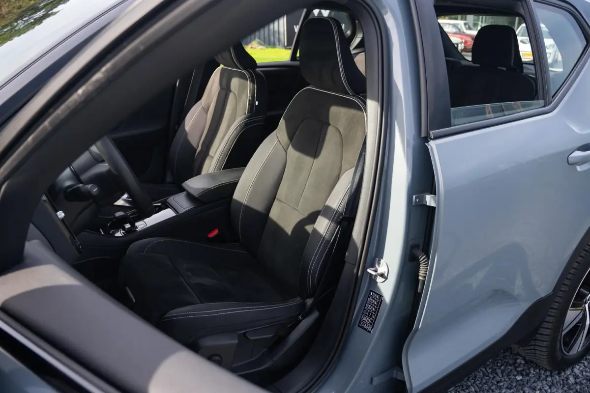 R-Design 70kWh|Org NL NAP|1 Eig|LED|CarPlay|DAB|Leder/Alcantara|Camera|All-Season|Thunder Grey|Isofix|Dealer Onderhouden