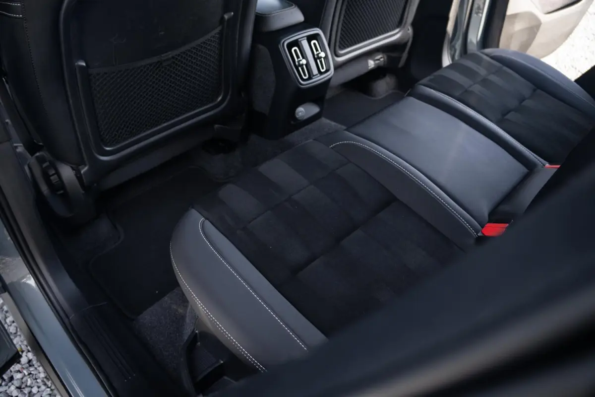 R-Design 70kWh|Org NL NAP|1 Eig|LED|CarPlay|DAB|Leder/Alcantara|Camera|All-Season|Thunder Grey|Isofix|Dealer Onderhouden