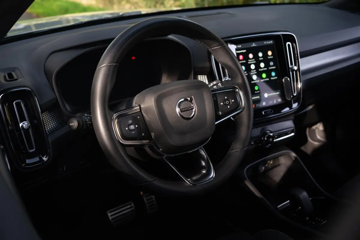 R-Design 70kWh|Org NL NAP|1 Eig|LED|CarPlay|DAB|Leder/Alcantara|Camera|All-Season|Thunder Grey|Isofix|Dealer Onderhouden