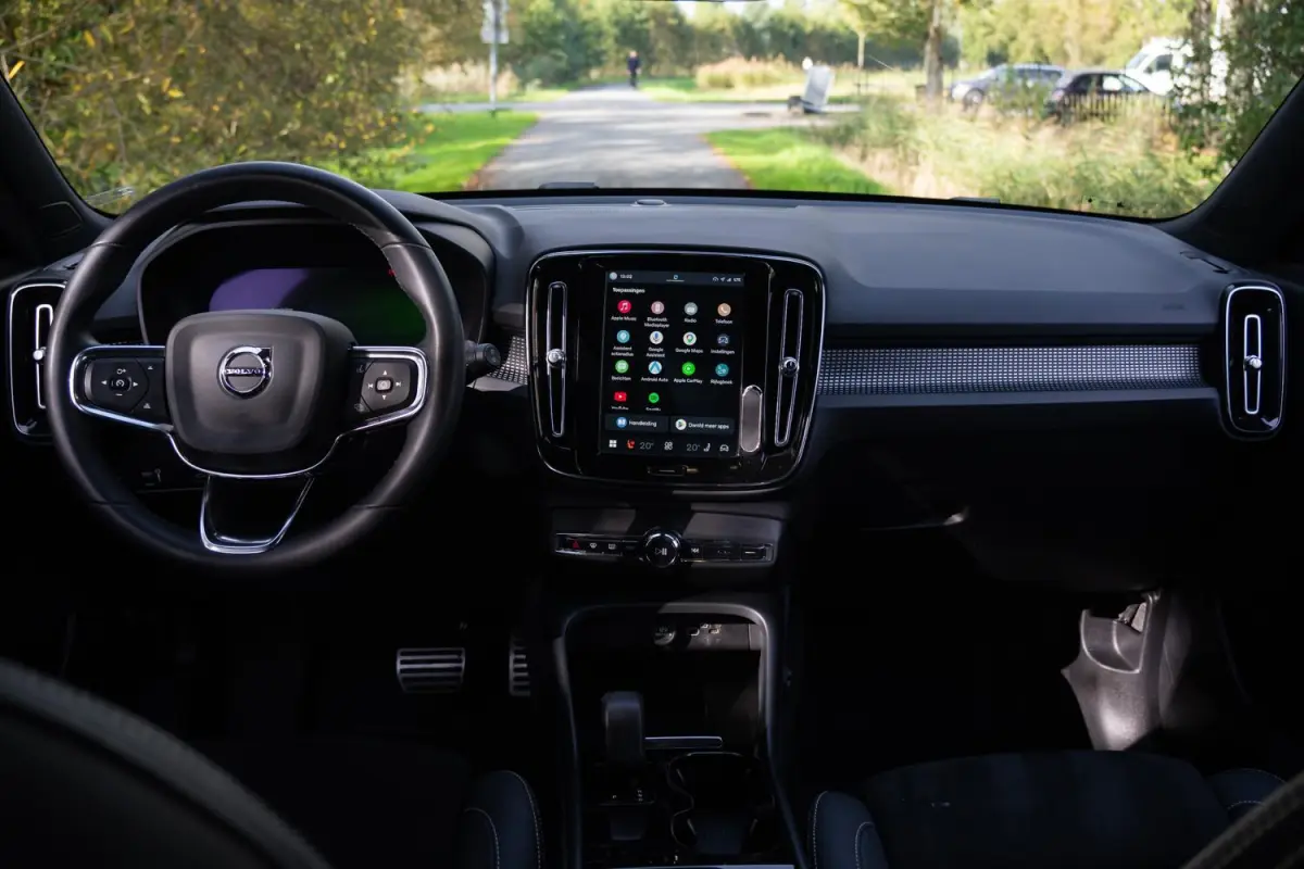 R-Design 70kWh|Org NL NAP|1 Eig|LED|CarPlay|DAB|Leder/Alcantara|Camera|All-Season|Thunder Grey|Isofix|Dealer Onderhouden