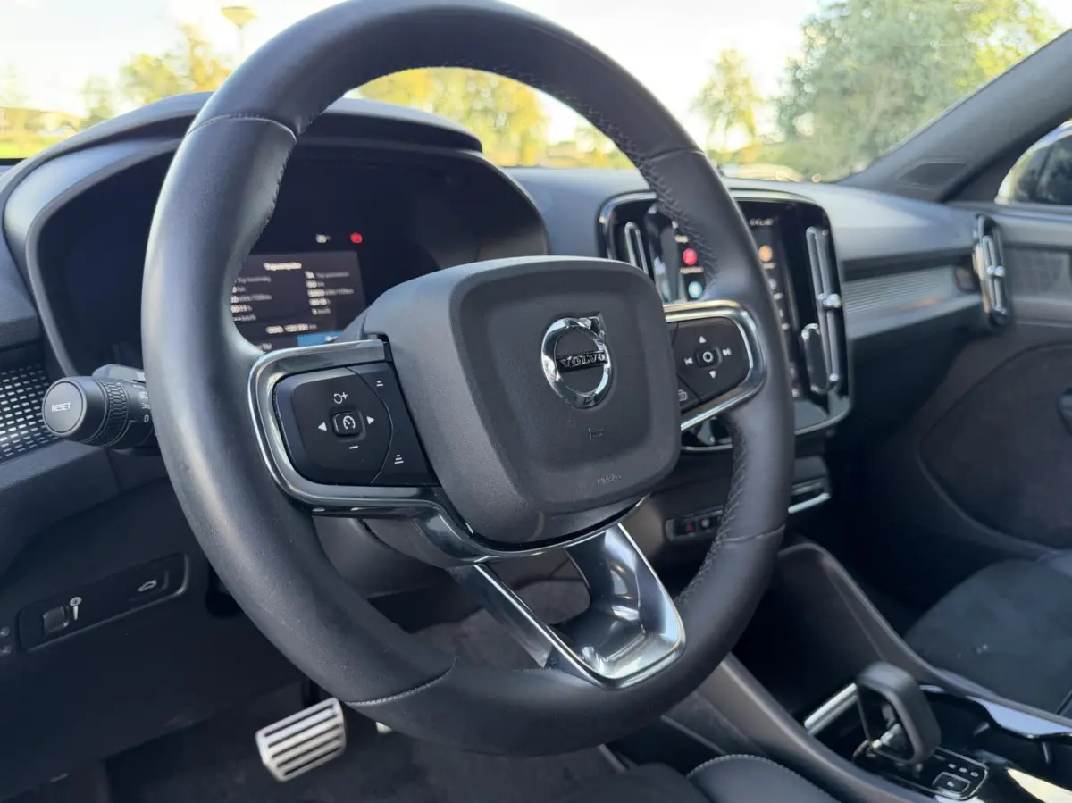 R-Design 70kWh|Org NL NAP|1 Eig|LED|CarPlay|DAB|Leder/Alcantara|Camera|All-Season|Thunder Grey|Isofix|Dealer Onderhouden
