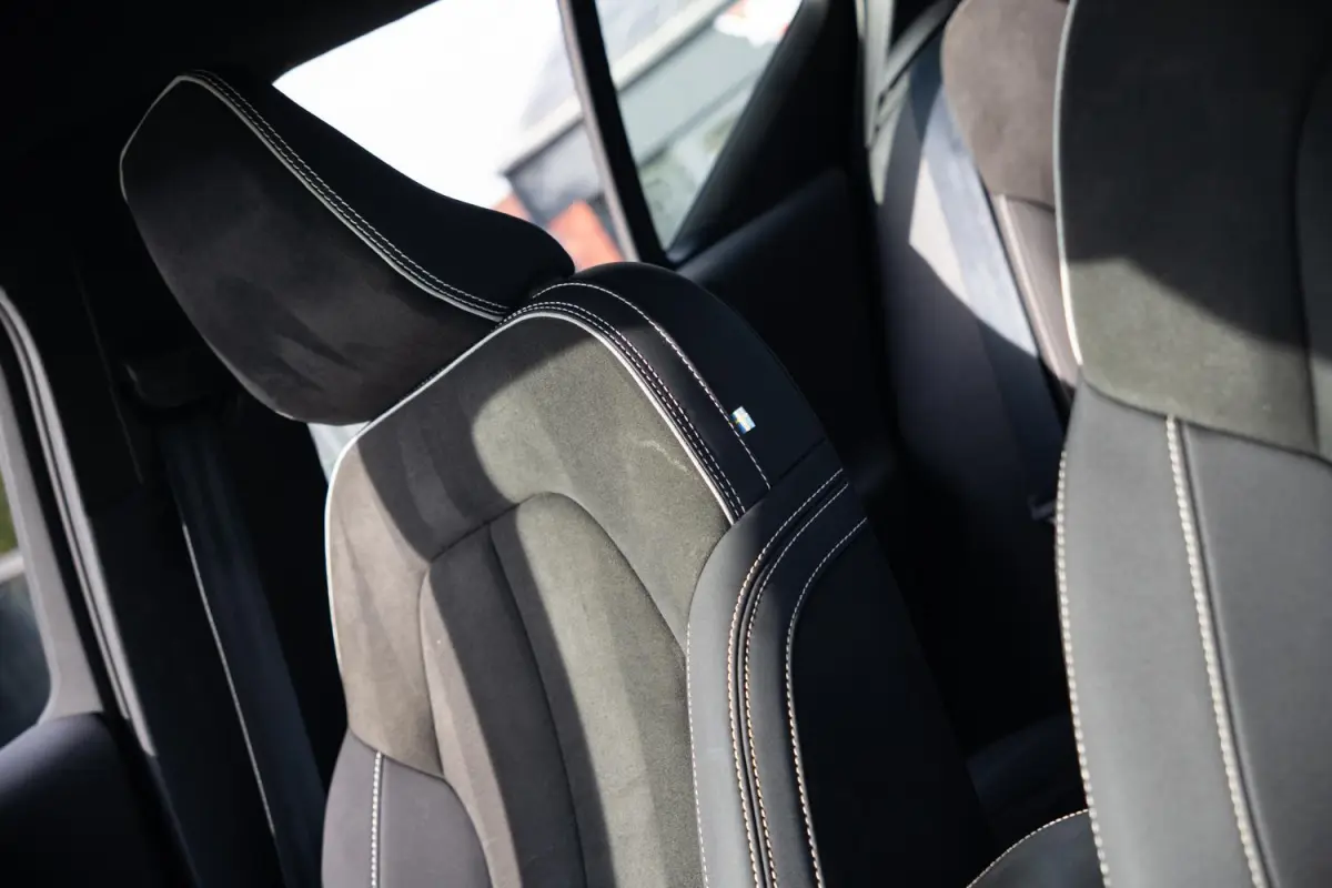 R-Design 70kWh|Org NL NAP|1 Eig|LED|CarPlay|DAB|Leder/Alcantara|Camera|All-Season|Thunder Grey|Isofix|Dealer Onderhouden