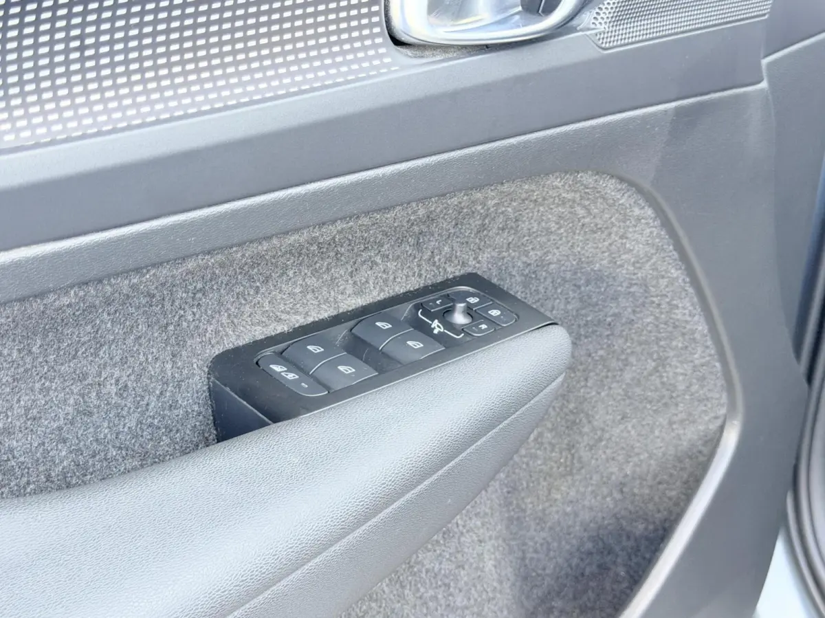 R-Design 70kWh|Org NL NAP|1 Eig|LED|CarPlay|DAB|Leder/Alcantara|Camera|All-Season|Thunder Grey|Isofix|Dealer Onderhouden