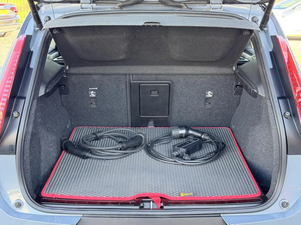 R-Design 70kWh|Org NL NAP|1 Eig|LED|CarPlay|DAB|Leder/Alcantara|Camera|All-Season|Thunder Grey|Isofix|Dealer Onderhouden
