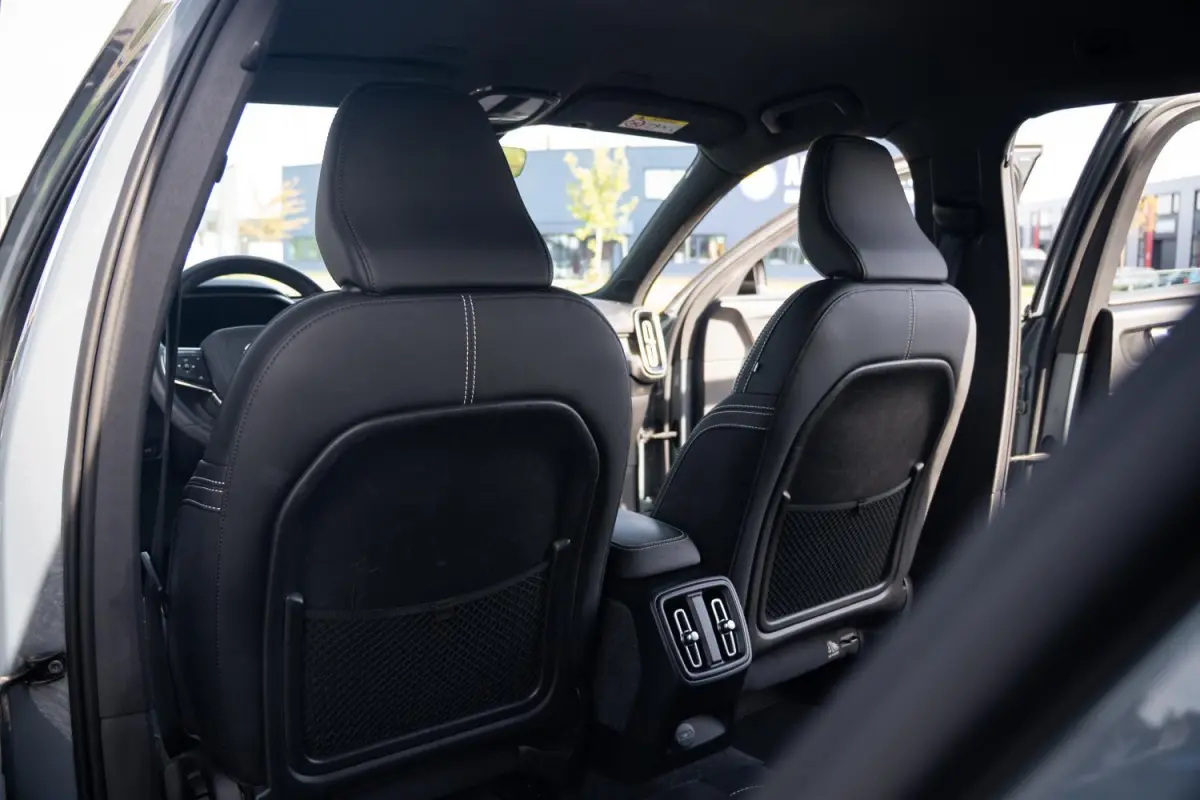 R-Design 70kWh|Org NL NAP|1 Eig|LED|CarPlay|DAB|Leder/Alcantara|Camera|All-Season|Thunder Grey|Isofix|Dealer Onderhouden