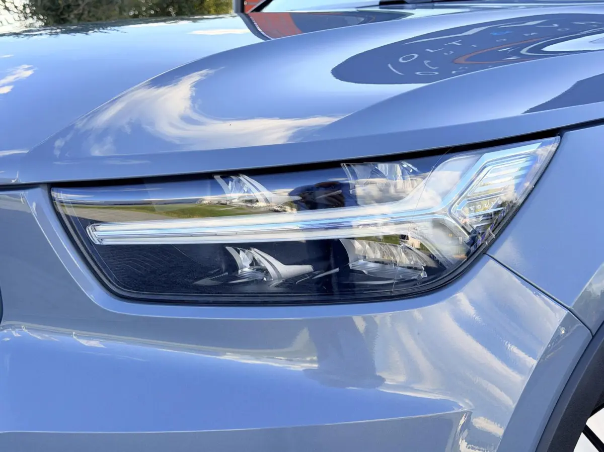 R-Design 70kWh|Org NL NAP|1 Eig|LED|CarPlay|DAB|Leder/Alcantara|Camera|All-Season|Thunder Grey|Isofix|Dealer Onderhouden