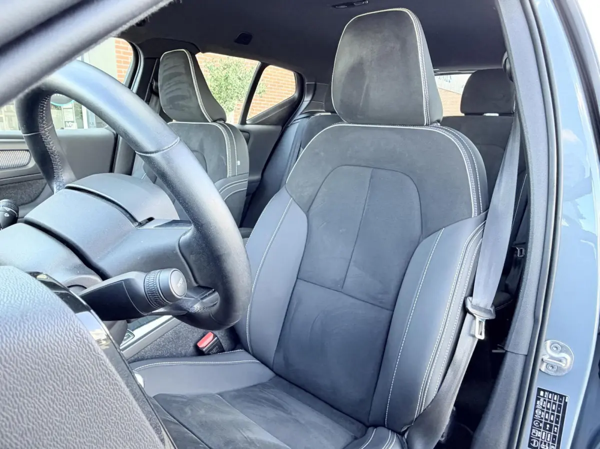 R-Design 70kWh|Org NL NAP|1 Eig|LED|CarPlay|DAB|Leder/Alcantara|Camera|All-Season|Thunder Grey|Isofix|Dealer Onderhouden