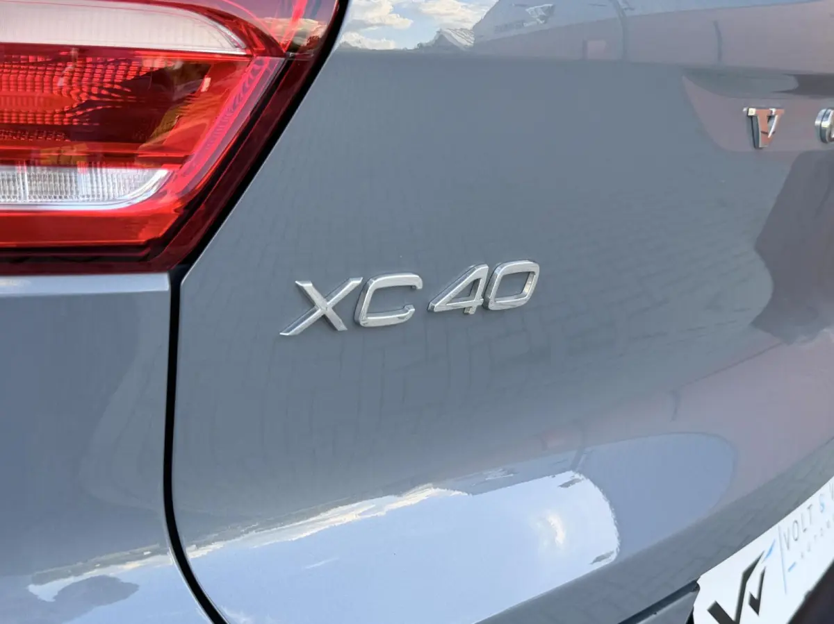 R-Design 70kWh|Org NL NAP|1 Eig|LED|CarPlay|DAB|Leder/Alcantara|Camera|All-Season|Thunder Grey|Isofix|Dealer Onderhouden