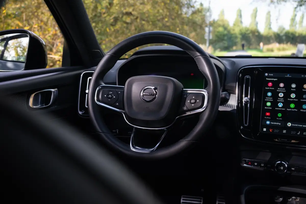 R-Design 70kWh|Org NL NAP|1 Eig|LED|CarPlay|DAB|Leder/Alcantara|Camera|All-Season|Thunder Grey|Isofix|Dealer Onderhouden