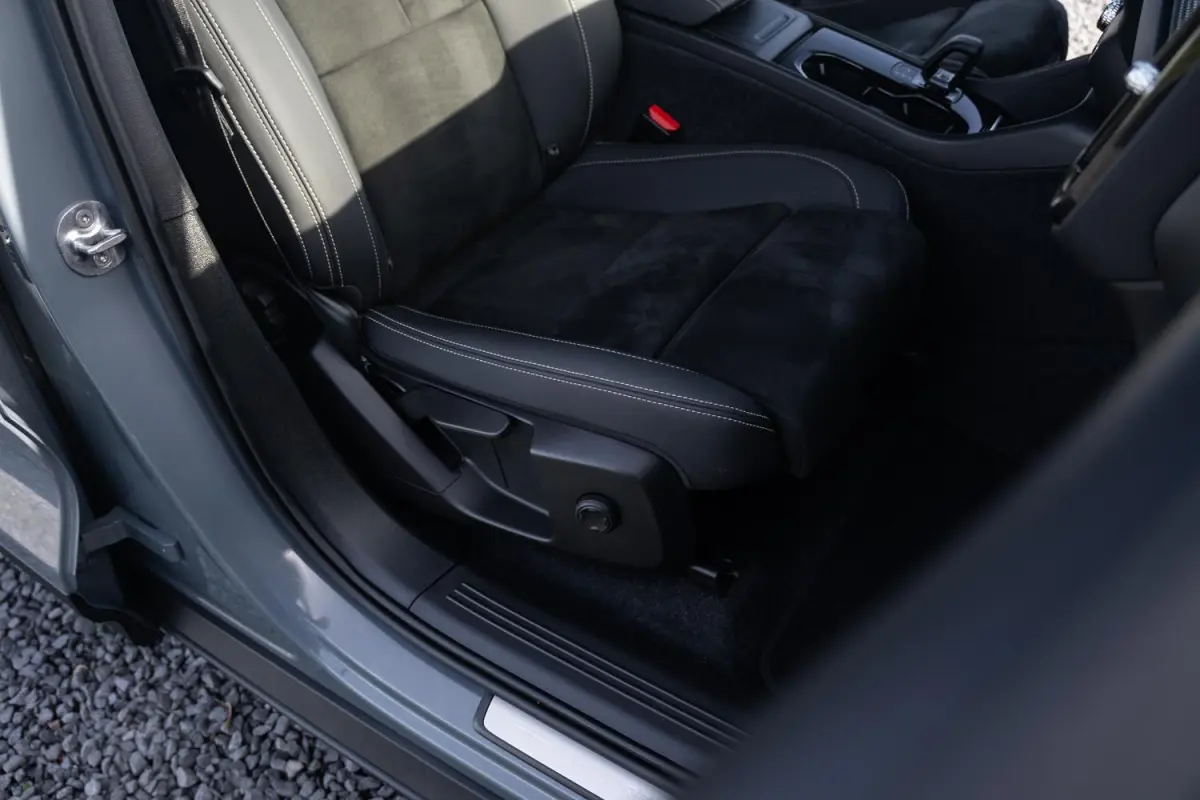 R-Design 70kWh|Org NL NAP|1 Eig|LED|CarPlay|DAB|Leder/Alcantara|Camera|All-Season|Thunder Grey|Isofix|Dealer Onderhouden