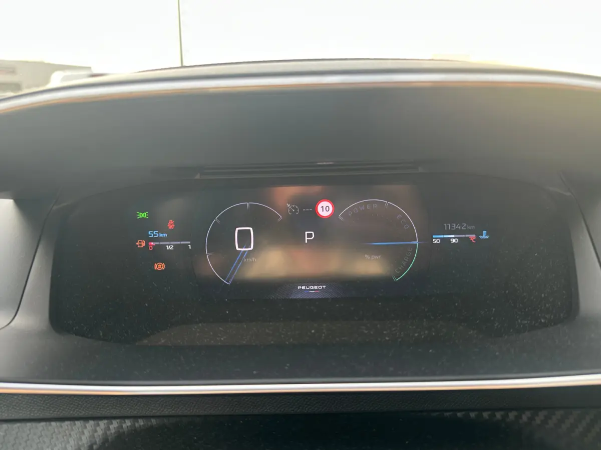 1.2 Hybrid 145 GT Camera | Parkeersensoren Rondom | Carplay | Digitaal Dashboard | Climate | Cruise | 17" Lichtmetaal | Achteruitrijcamera | Afwijkende dakkleur | Airco (automatisch)