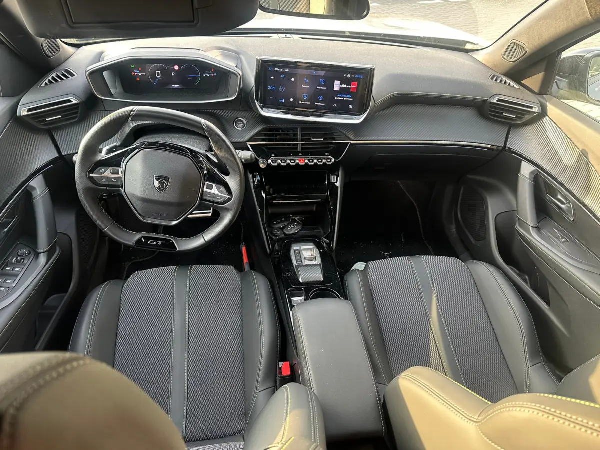 1.2 Hybrid 145 GT Camera | Parkeersensoren Rondom | Carplay | Digitaal Dashboard | Climate | Cruise | 17" Lichtmetaal | Achteruitrijcamera | Afwijkende dakkleur | Airco (automatisch)