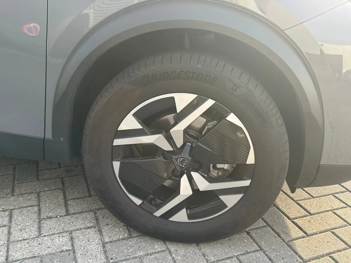 1.2 Hybrid 145 GT Camera | Parkeersensoren Rondom | Carplay | Digitaal Dashboard | Climate | Cruise | 17" Lichtmetaal | Achteruitrijcamera | Afwijkende dakkleur | Airco (automatisch)