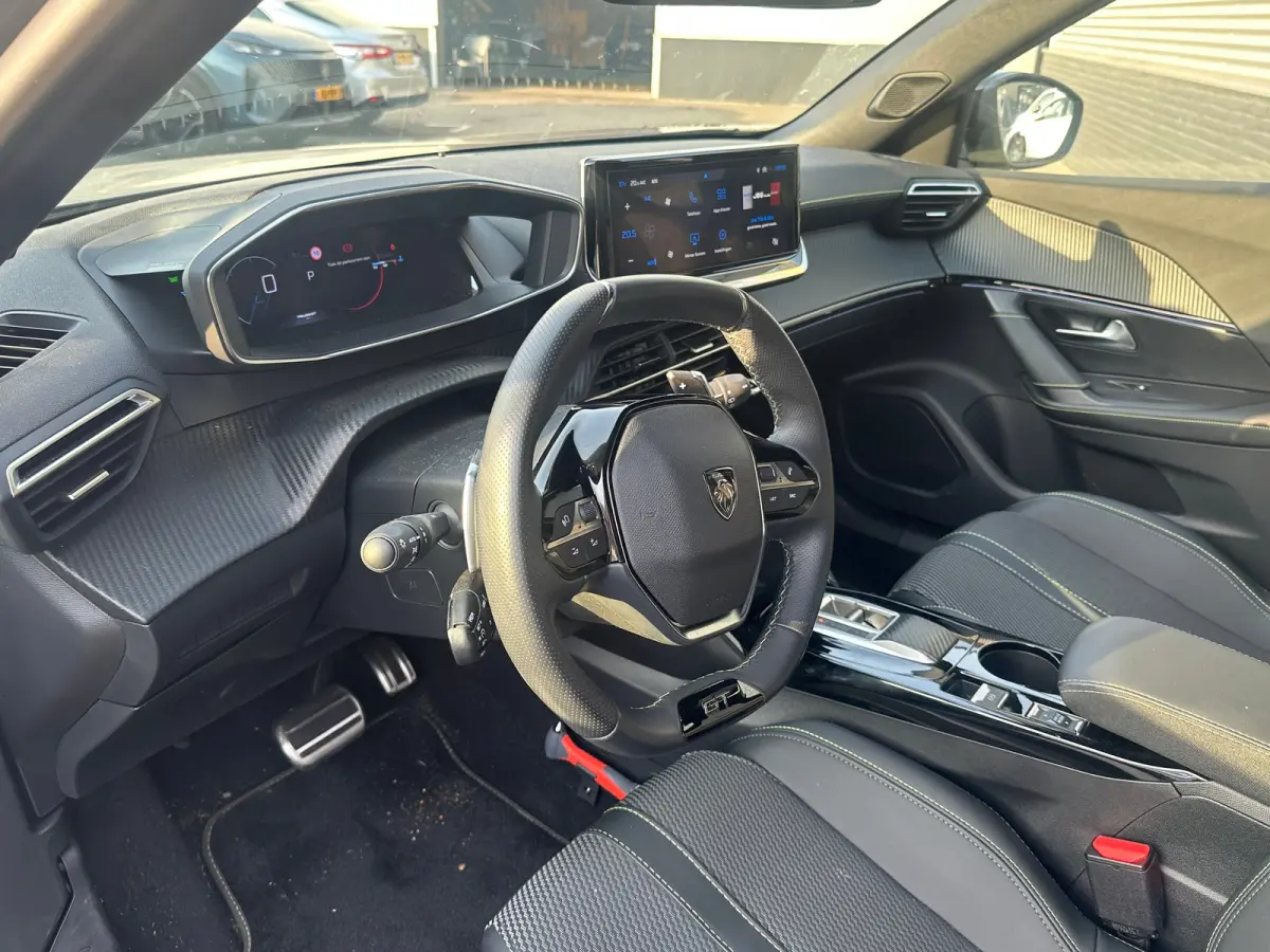 1.2 Hybrid 145 GT Camera | Parkeersensoren Rondom | Carplay | Digitaal Dashboard | Climate | Cruise | 17" Lichtmetaal | Achteruitrijcamera | Afwijkende dakkleur | Airco (automatisch)