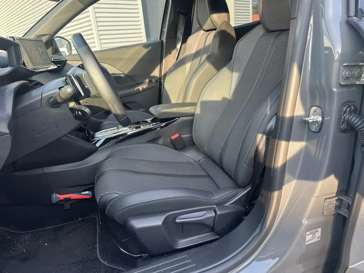 1.2 Hybrid 145 GT Camera | Parkeersensoren Rondom | Carplay | Digitaal Dashboard | Climate | Cruise | 17" Lichtmetaal | Achteruitrijcamera | Afwijkende dakkleur | Airco (automatisch)