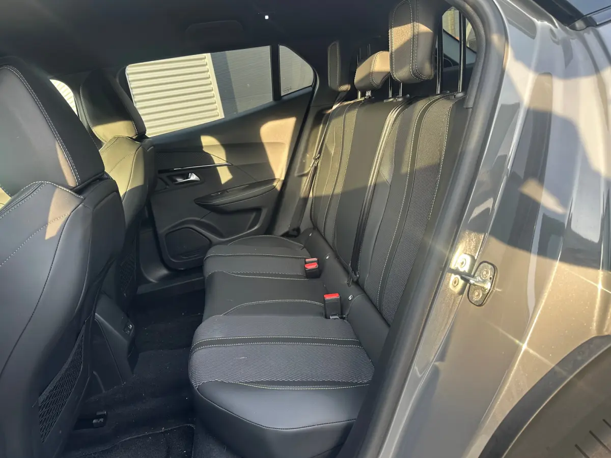 1.2 Hybrid 145 GT Camera | Parkeersensoren Rondom | Carplay | Digitaal Dashboard | Climate | Cruise | 17" Lichtmetaal | Achteruitrijcamera | Afwijkende dakkleur | Airco (automatisch)