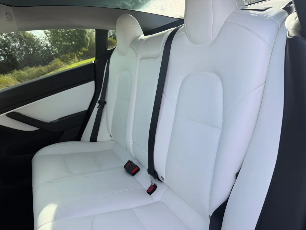 Performance AWD 75 kWh - Solid Black - Panorama/Wit leder - SoH 84%