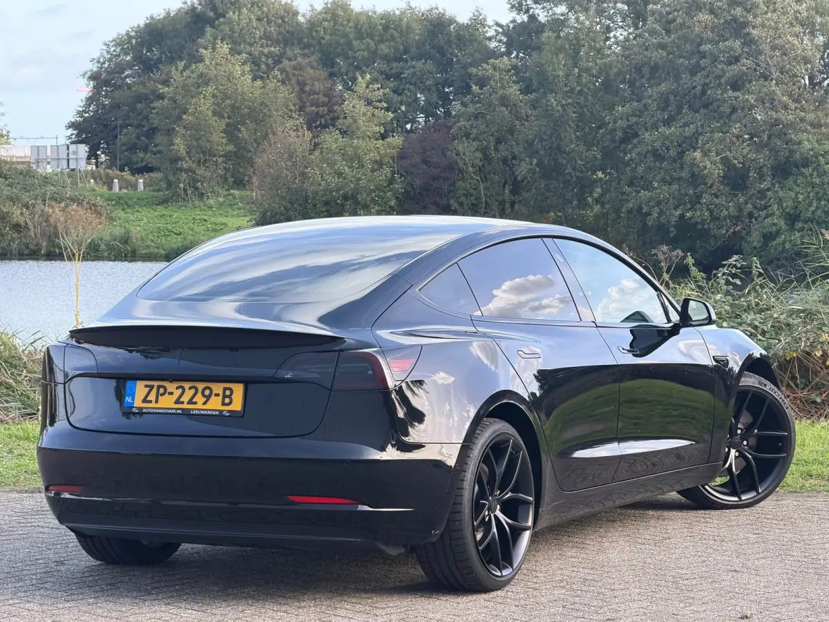 Performance AWD 75 kWh - Solid Black - Panorama/Wit leder - SoH 84%