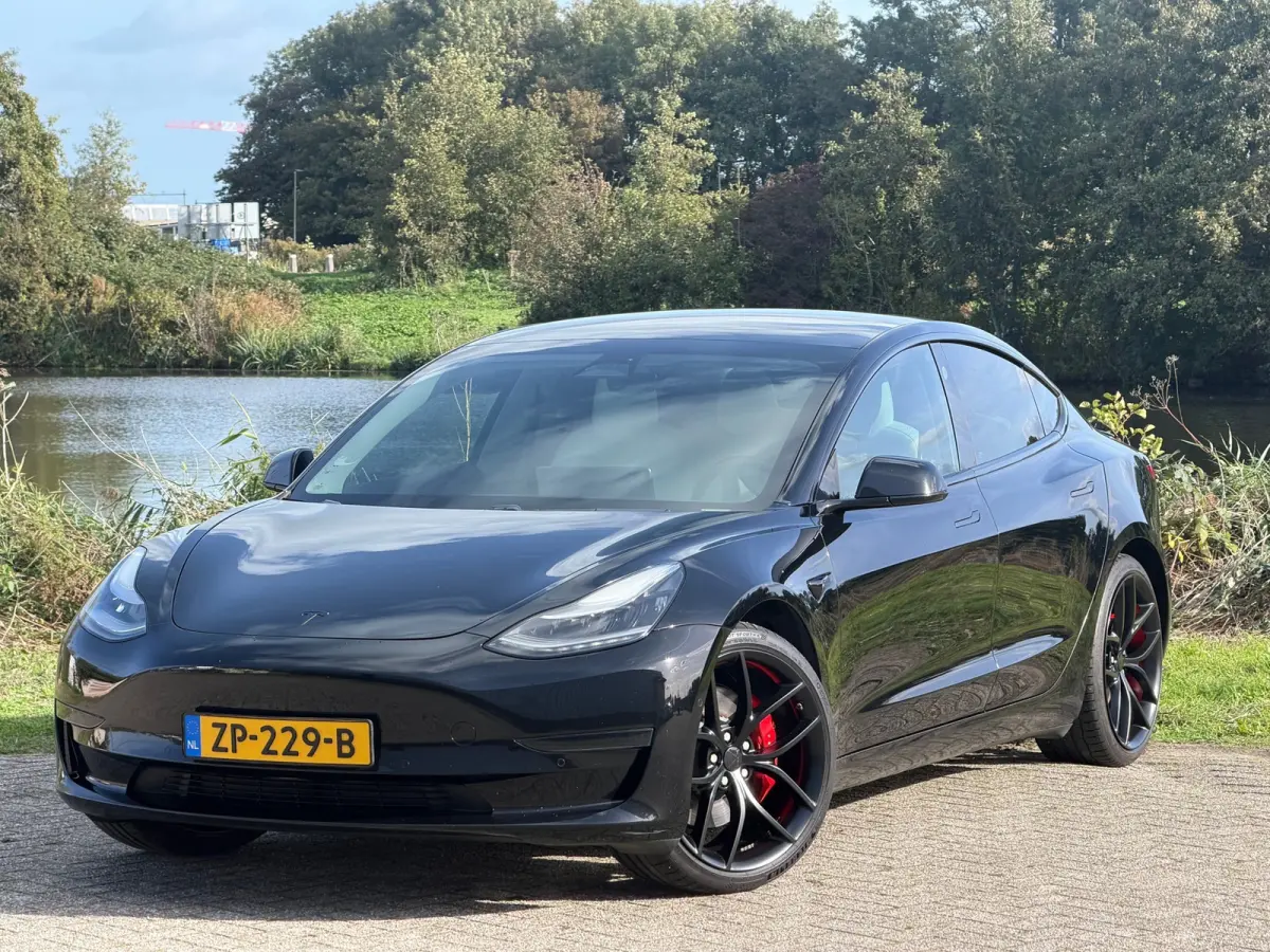 Performance AWD 75 kWh - Solid Black - Panorama/Wit leder - SoH 84%