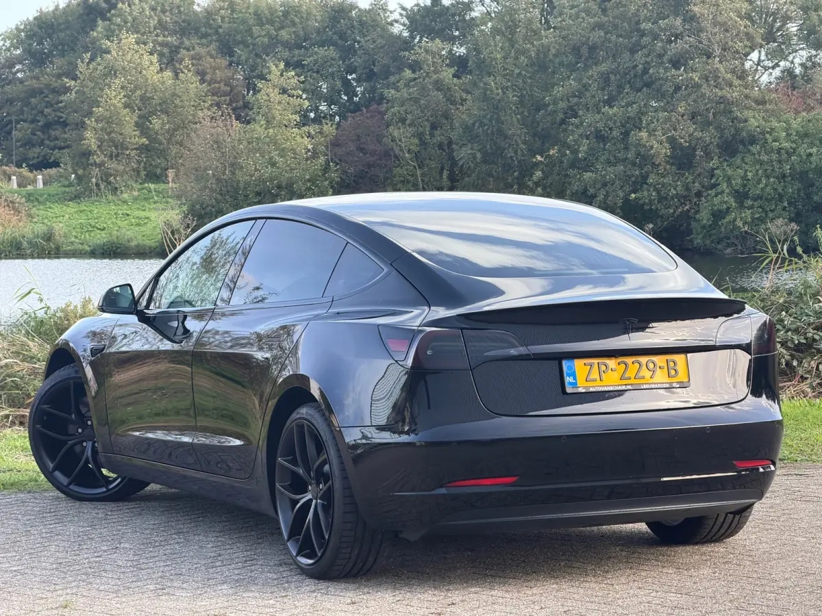 Performance AWD 75 kWh - Solid Black - Panorama/Wit leder - SoH 84%