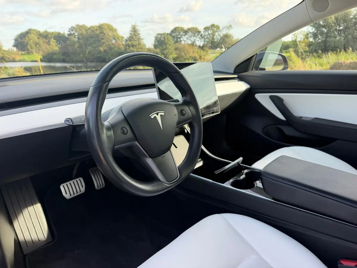 Performance AWD 75 kWh - Solid Black - Panorama/Wit leder - SoH 84%