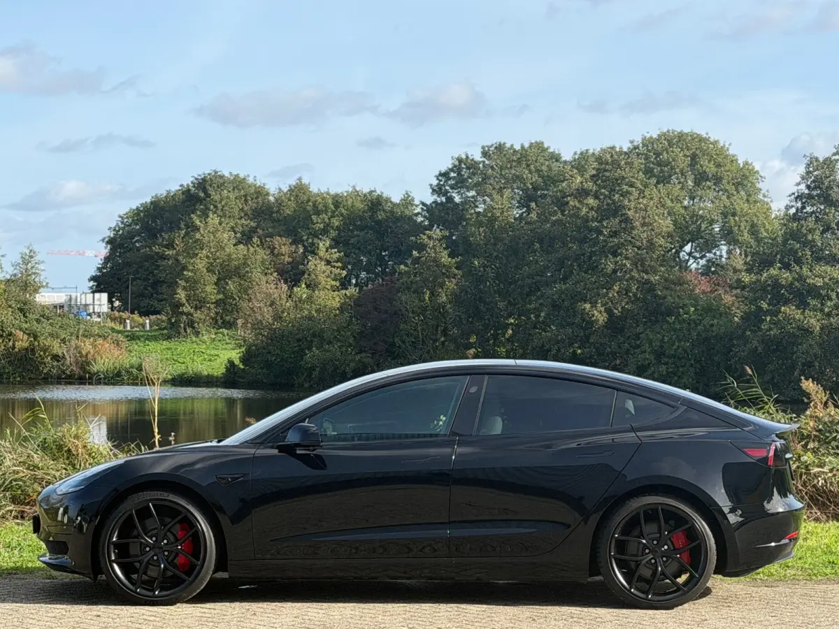 Performance AWD 75 kWh - Solid Black - Panorama/Wit leder - SoH 84%