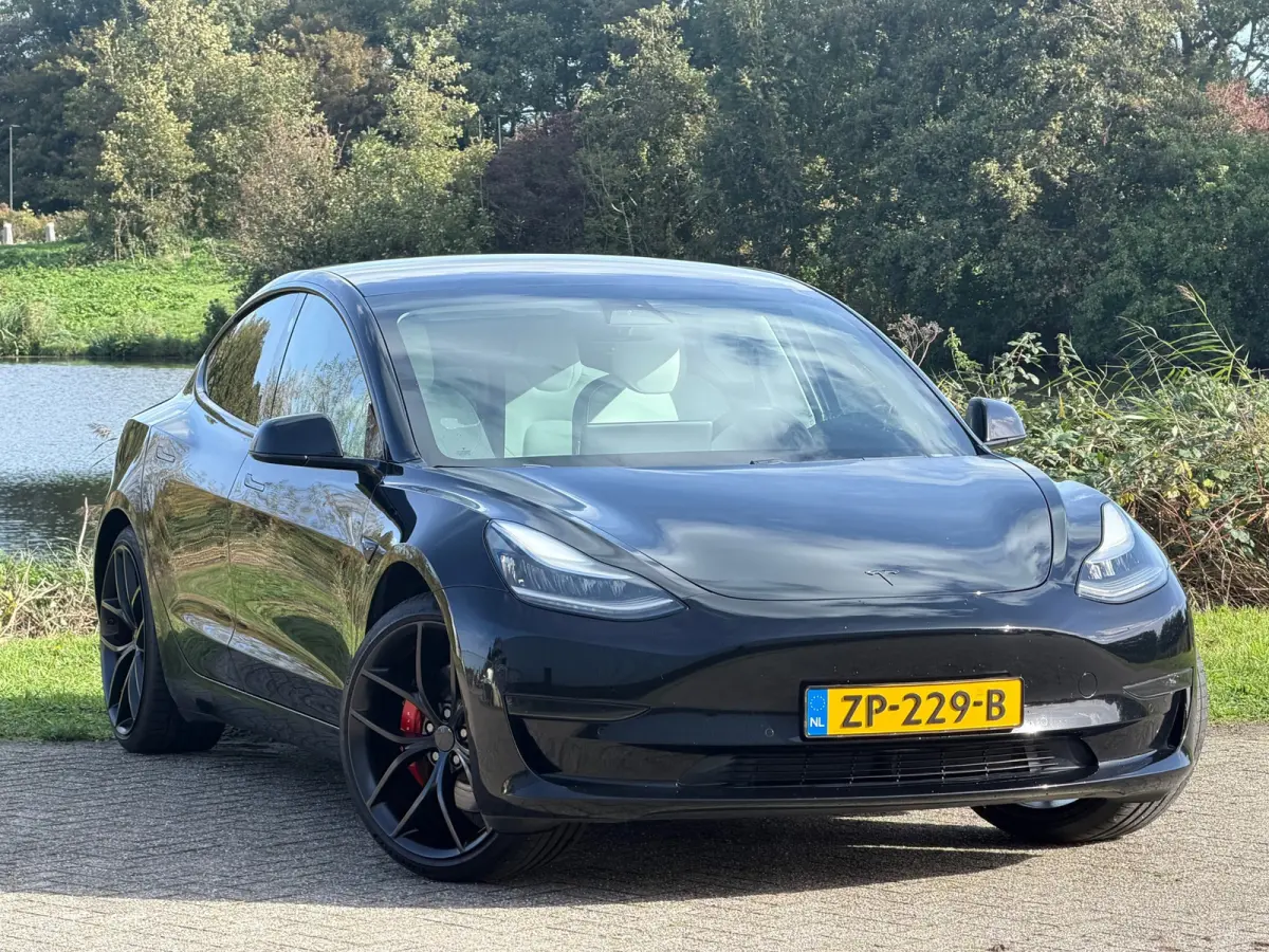 Performance AWD 75 kWh - Solid Black - Panorama/Wit leder - SoH 84%