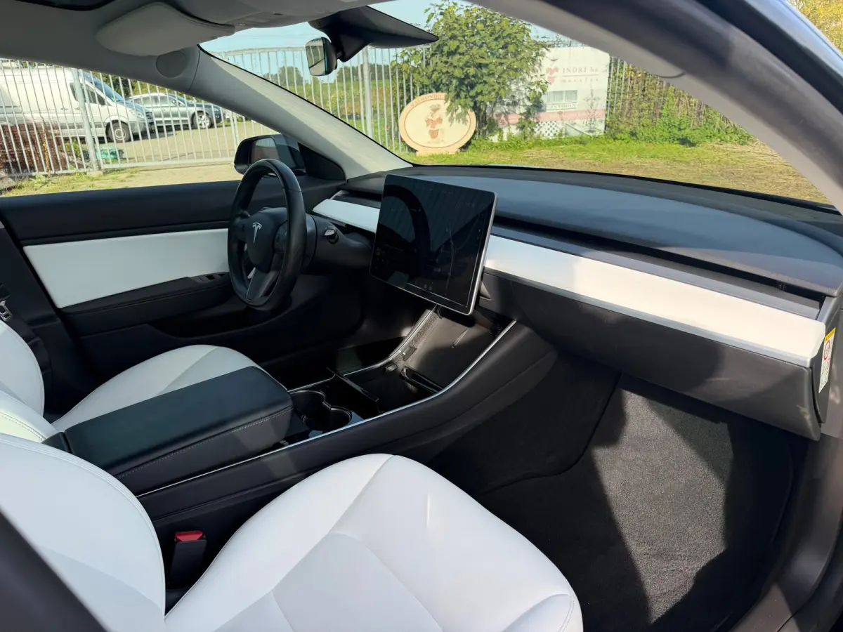 Performance AWD 75 kWh - Solid Black - Panorama/Wit leder - SoH 84%