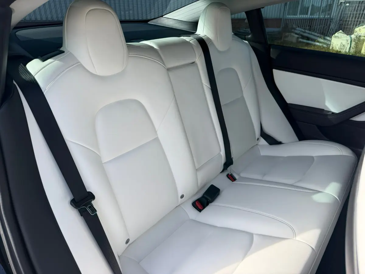 Performance AWD 75 kWh - Solid Black - Panorama/Wit leder - SoH 84%