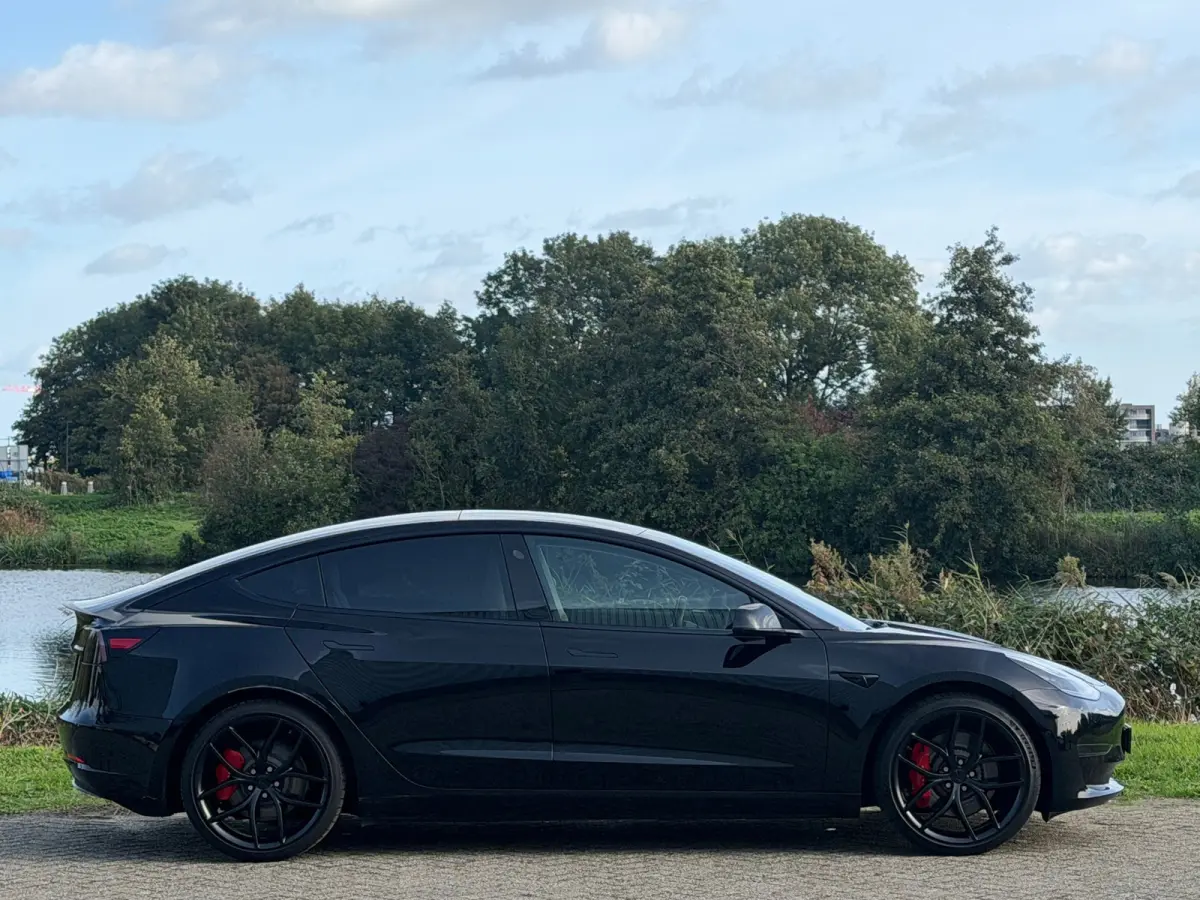 Performance AWD 75 kWh - Solid Black - Panorama/Wit leder - SoH 84%