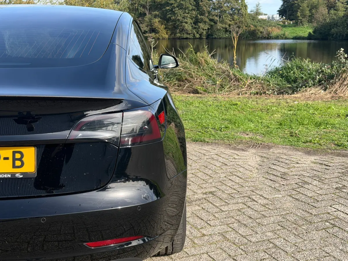Performance AWD 75 kWh - Solid Black - Panorama/Wit leder - SoH 84%
