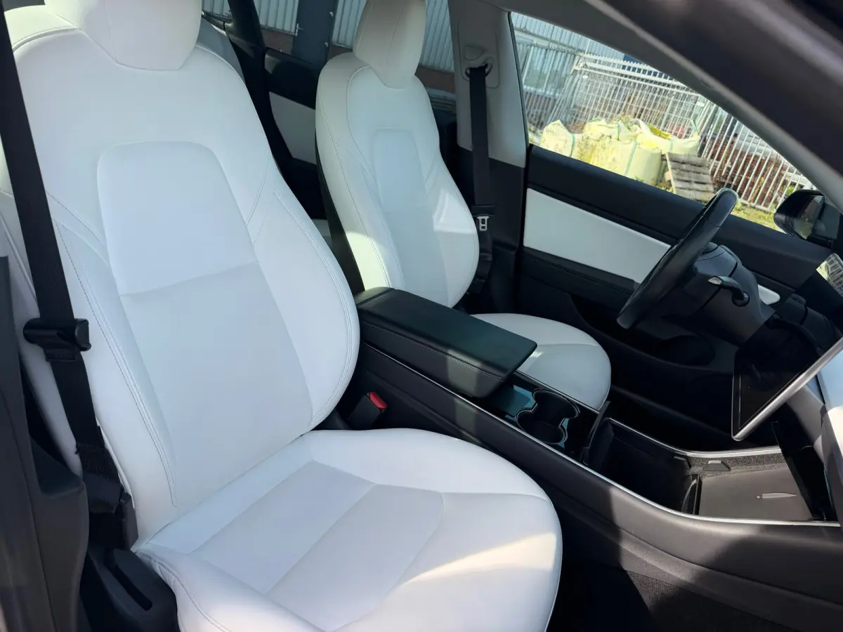 Performance AWD 75 kWh - Solid Black - Panorama/Wit leder - SoH 84%